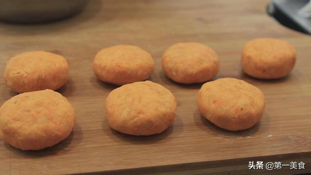 红薯饼的家常做法，做红薯饼的方法简单又好吃（红薯饼怎样做才能软糯可口香甜拉丝）