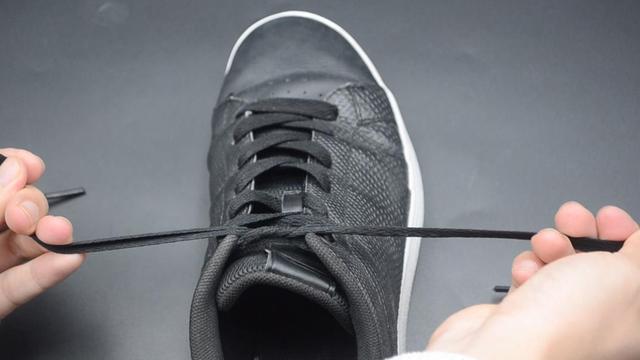 怎么系蝴蝶结，怎么打蝴蝶结简单方法（教你一招双蝴蝶结鞋带系法）