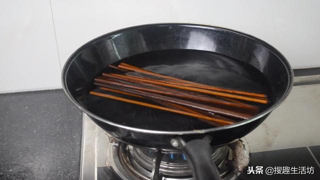 筷子发霉怎么弄干净，筷子发霉了怎么去除（多脏的筷子洗完就跟新的一样干净）