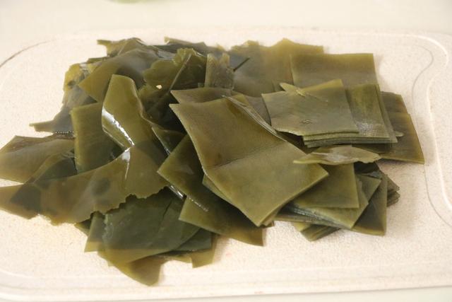 海带萝卜排骨汤，海带排骨汤（我家经常喝的一锅汤水）