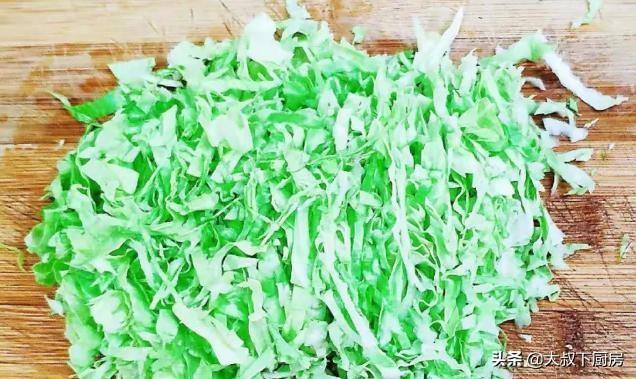 牛心菜怎么炒，菜心怎么炒好吃（大叔家的家常菜：牛心菜炒粉丝）