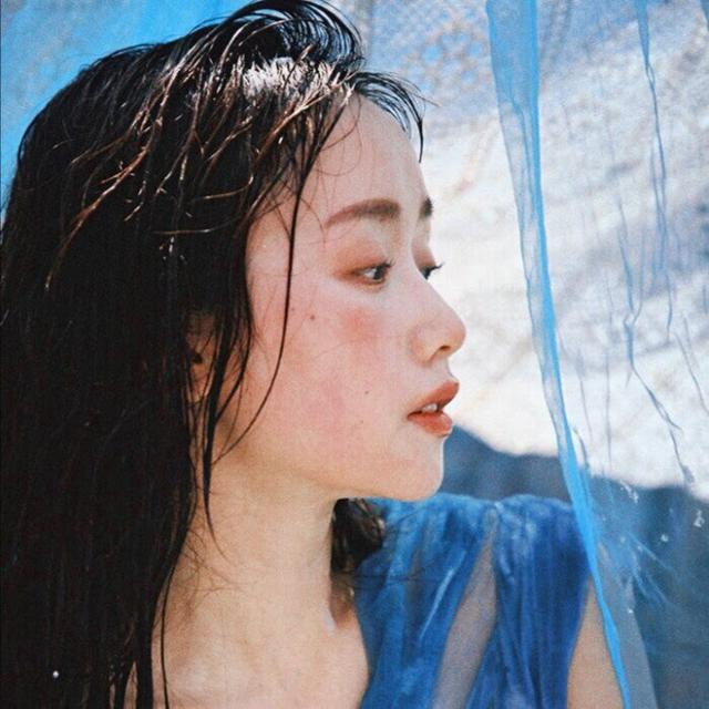 小众女头/8张，微信头像，小众女头/8张（小众女头丨他在身后）