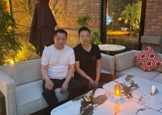 汪小菲父亲节晒与父亲合照，只字未提老婆孩子，老爸颜值堪称男神