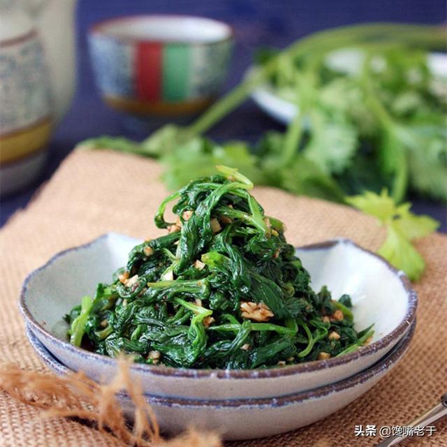 用芹菜叶做咸菜的简单方法，芹菜叶能做咸菜吗（我家此菜叶子从不扔）