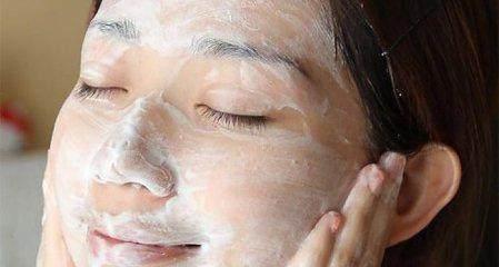 洁面乳和洗面奶的区别，洁面乳和洗面奶的区别是什么呢（洗面奶和洁面乳是有区别的你知道吗）