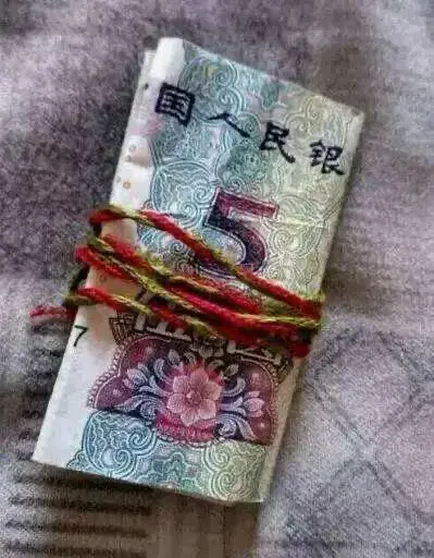 捡到100元马上花掉一小部分，捡到100元是福还是祸（盘点那些年科学解释不了的事件⑴十字路口的钱你还敢捡吗）