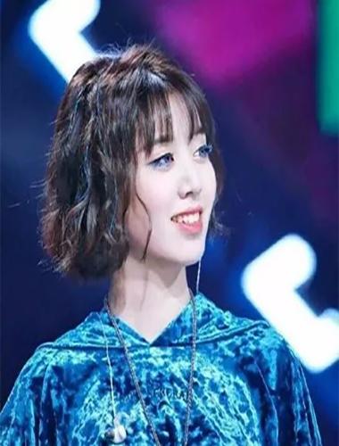 下眼线怎么画，下眼线怎么画显眼睛大（使用蓝色画下眼线）