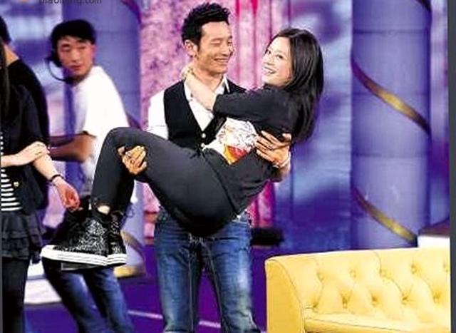 黄晓明与赵薇出演《玫瑰之战》，薇姐能帮教主去油吗？