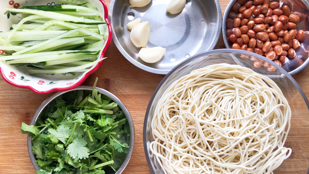 图片[2]-【酸辣凉拌面】做法步骤图 10分钟搞定 比红烧肉还香-起舞食谱网