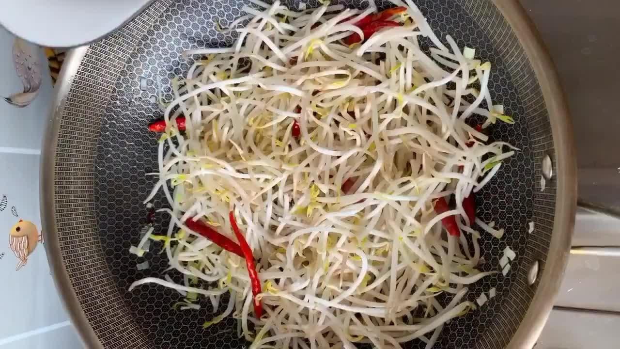 韭菜炒豆芽粉丝怎么做好吃，韭菜豆芽菜炒粉丝（集鲜香脆爽多种特性）
