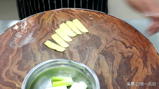 大盘鸡的正宗做法，新疆大盘鸡的正宗做法（厨师长教你大盘鸡正宗做法）