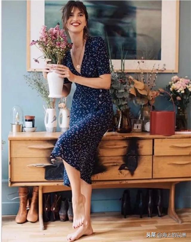 红唇品牌服饰女装  优雅而知性的女性群体，红唇品牌服饰女装（的时髦信条：简洁百搭的衣装）