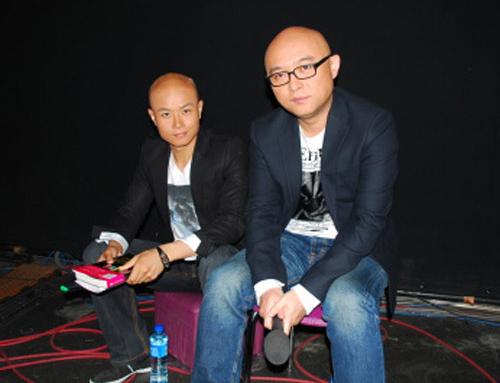 乐嘉回应强吻谢娜事件，他感情坎坷，一共有三段婚姻，三个孩子