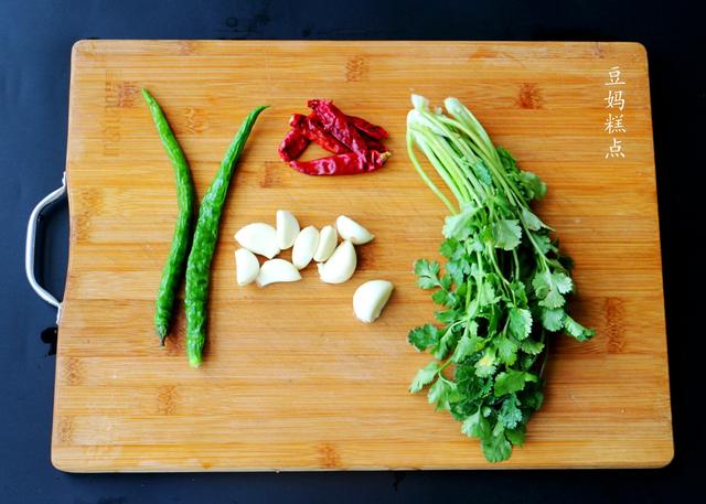 鸡爪怎么泡才好吃，家常泡鸡爪做法（教你“泡鸡爪”）