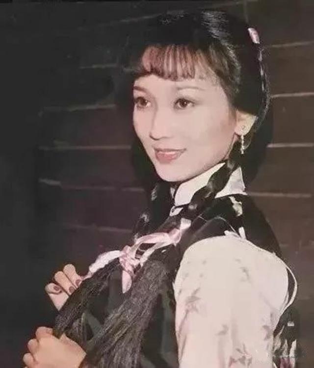 “万人空巷”中为什么街上没有一个人，“万人空巷”（周润发赵雅芝《上海滩》难以超越的经典）