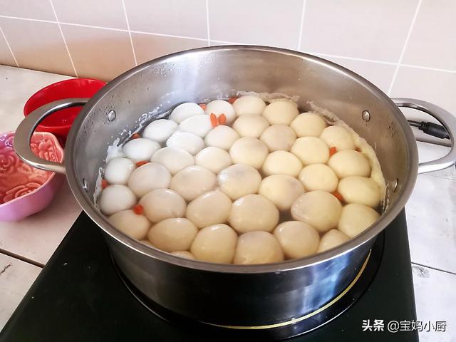 煮汤圆用冷水还是热水，煮汤圆用冷水还是热水下锅（煮汤圆，冷水下锅还是开水下锅）