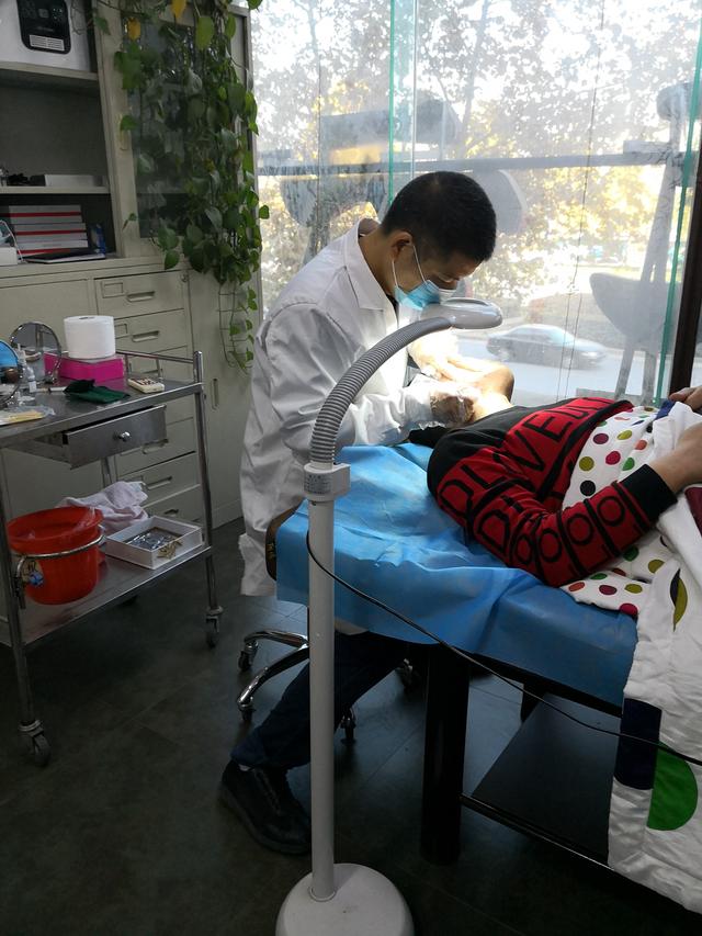 粉刺和闭口的区别图片，粉刺和闭口的区别是什么（闭口粉刺和开口粉刺有什么区别）