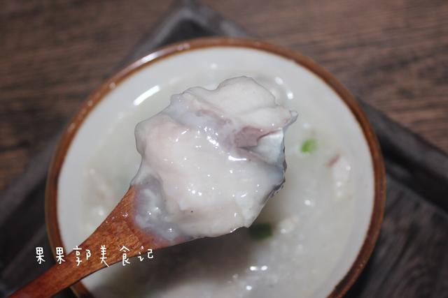 皮蛋鱼肉粥的做法，皮蛋鱼肉粥的做法窍门（教你在家做出茶楼的经典生滚鱼片粥）