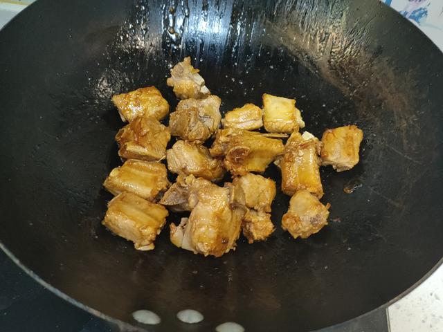 炖排骨什么时候放盐最好，炖排骨汤时什么时候放盐好（难怪排骨发柴不软烂）