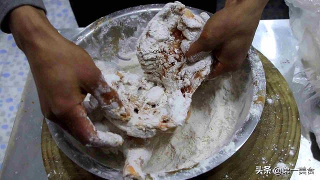 炸鸡块怎么炸成金黄，炸鸡块怎么炸出金黄（一整只鸡扔进油锅直接炸）