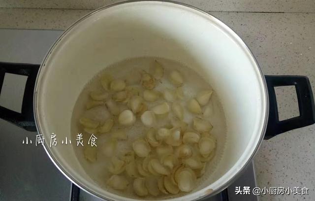 百合怎么炒好吃，炒百合怎么炒最好吃（百合炒之前要先处理一下）