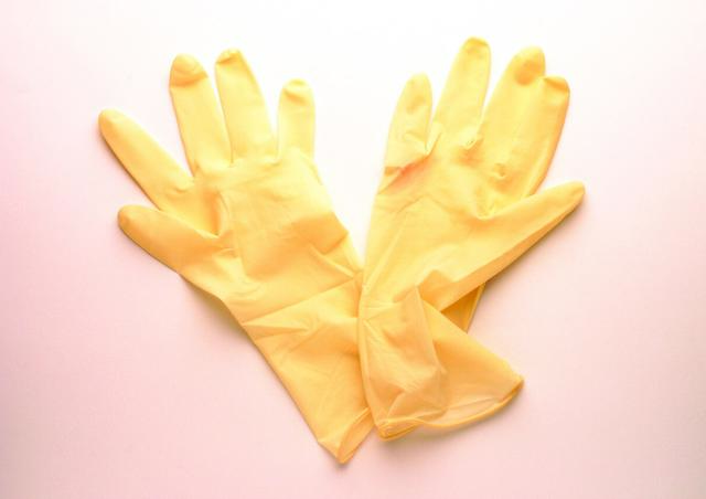 橡胶手套与乳胶手套哪个更好，洗碗手套哪个牌子最耐用（乳胶手套属于橡胶手套吗）
