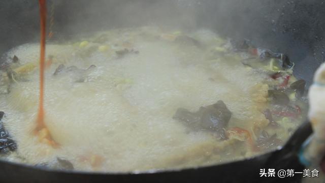 泥鳅怎么做好吃，豆腐烧泥鳅怎么做好吃（补虚养胃一点土腥味都没有）