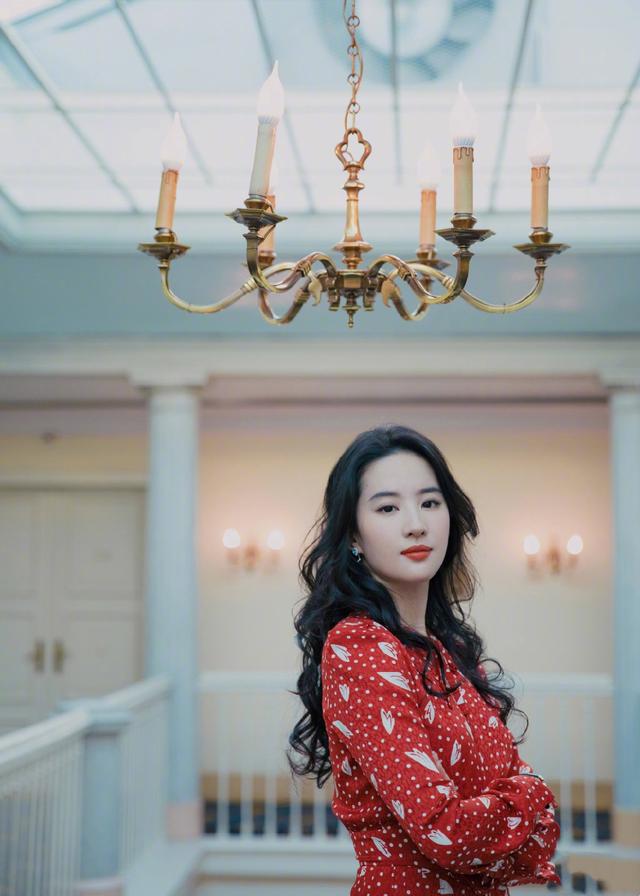 圆脸适合什么发型，小圆脸适合什么发型（别再留中分发型了）