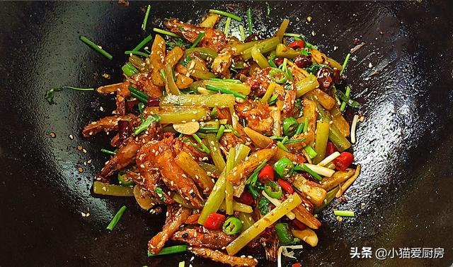 干锅大虾怎么做，干锅虾的做法（下酒又下饭一大锅不够吃）
