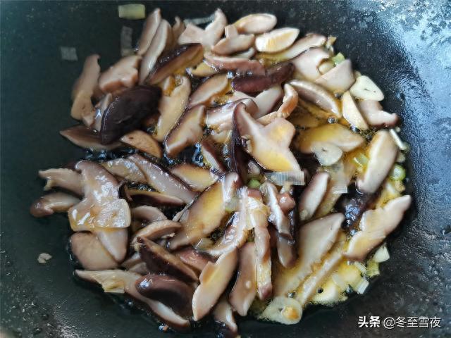 香菇油菜怎么炒，香菇油菜怎么炒好吃又简单（油菜和香菇天生是一对）