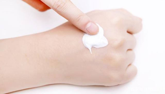 阿古屋素颜霜白色和绿色的区别是什么，阿古屋珍珠素颜霜绿色和白色（一分钟就能美美出门的素颜霜~）