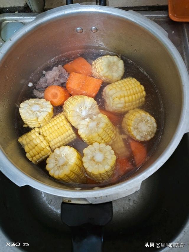 排骨高压锅上来气在炖几分钟，高压锅炖排骨要多长时间（排骨加上玉米和胡萝卜的清甜,高压锅炖煮30分钟）