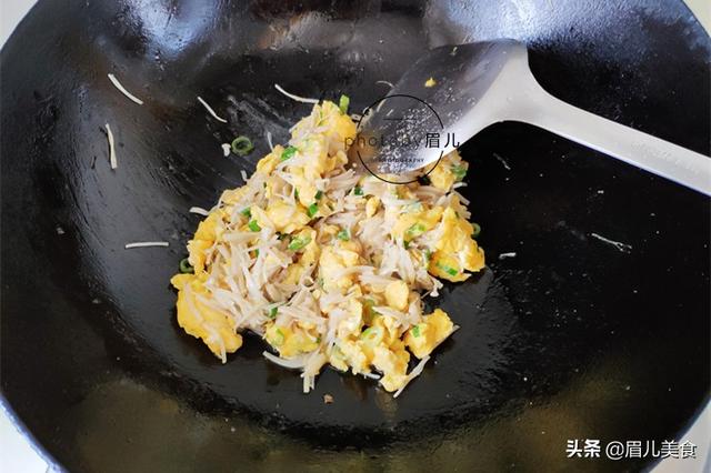家常金针菇炒鸡蛋，金针菇炒鸡蛋的家常做法步骤（滑嫩鲜美的金针菇炒鸡蛋）