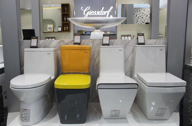 怎样换马桶马桶店的人给装吗，家里换马桶方便吗（别听商家说得“天花乱坠”）