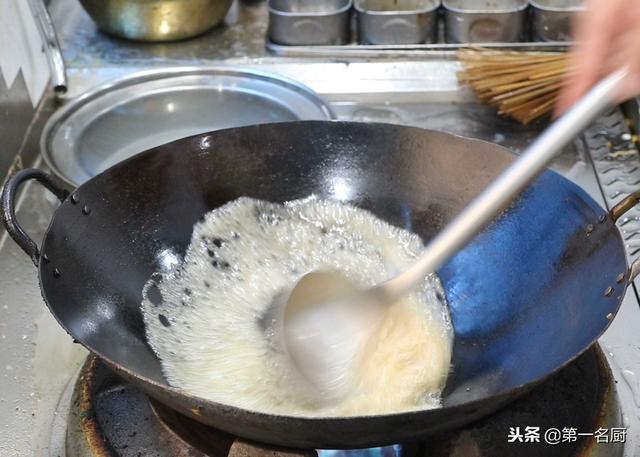 拔丝香蕉怎么做，家常拔丝香蕉做法教程（大厨详细讲解熬汤拔丝技巧）