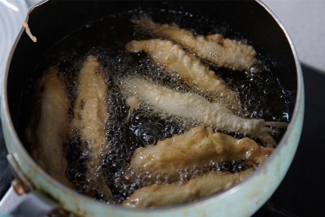 油煎小鱼的做法，油煎小鱼的做法步骤（记住挂糊的方法）