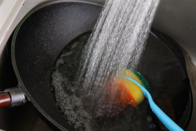 怎么给新买的铁锅开锅，如何给新买的铁锅开锅（教你\