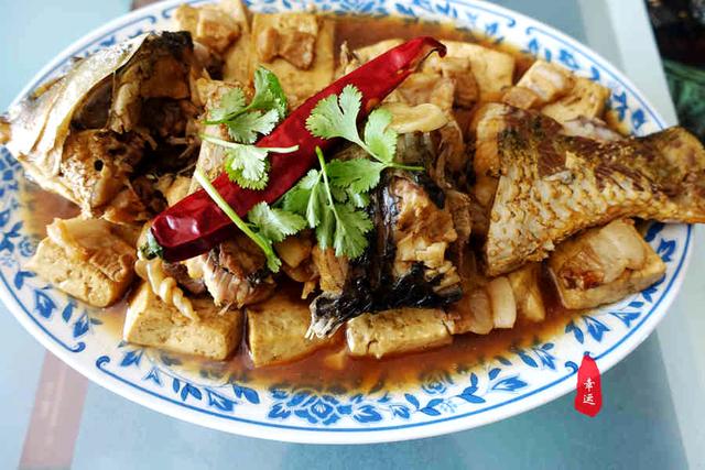 侉炖鱼，还有入味的豆腐和鱼汤（侉炖鱼是什么意思）