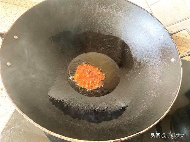 牛皮菜的功效与作用，农村人喂猪的主食蔬菜“牛皮菜”简单烹制成了四川人的美味下饭菜