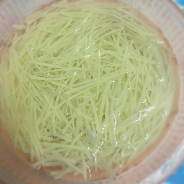 青椒土豆丝的做法，青椒土豆丝的做法步骤图片（懒人必备的青椒土豆丝）