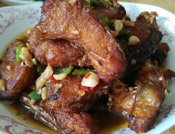 红烧草鱼怎么做，红烧草鱼怎么做好吃又简单（教你在家做红烧草鱼块）