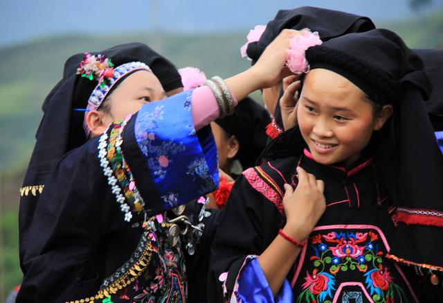 交杯酒是哪个民族的，交杯酒是哪里的传统（特色浓郁的布依族酒文化）