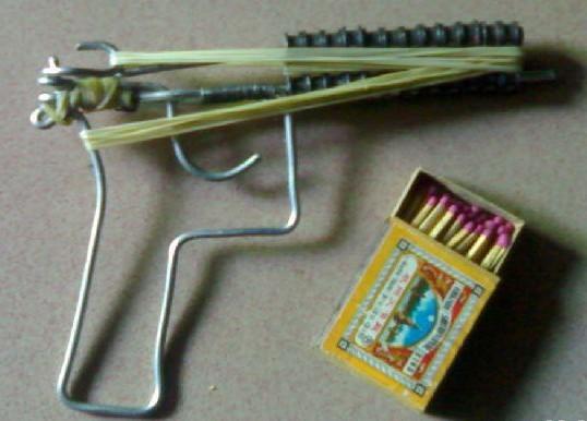 如何用纸做简单的可以打皮筋的枪，如何用纸做一个皮筋枪（这些80后的玩具你玩过几样）