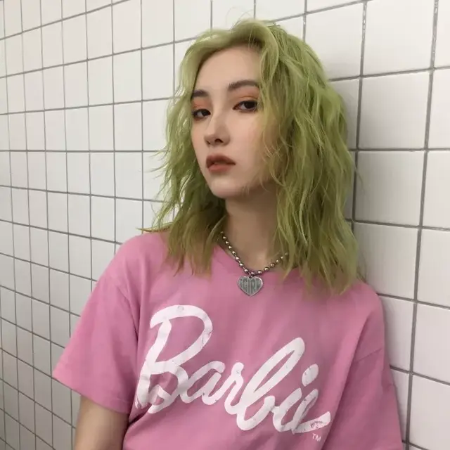 念七 精致女生染发社会酷头像微信，念七 精致女生染发社会酷头像（各种发色的小姐姐头像）