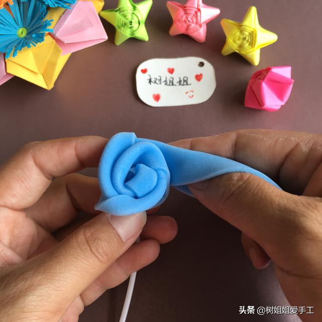 纸玫瑰花教程一步一步图解，用纸折玫瑰花的步骤图（简单又经典的手折玫瑰花折法图解）