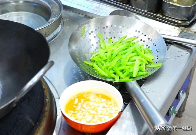 鸡蛋炒苦瓜怎么做，怎么炒苦瓜好吃又简单（厨师长教你苦瓜炒鸡蛋）