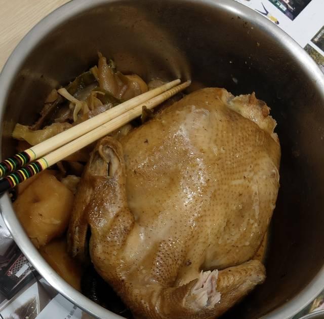 电饭锅蒸鸡的做法，电饭锅清蒸鸡的做法（多汁入味骨头都可以嚼）