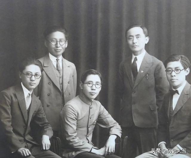 民国女学生服装，民国时期女学生校服的款式叫什么（女学生统一穿旗袍）