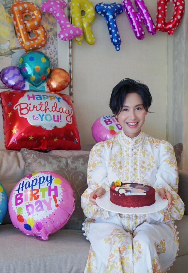 朱茵晒新照被赞，朱茵的四大美照（48岁保养得当依然容光焕发）