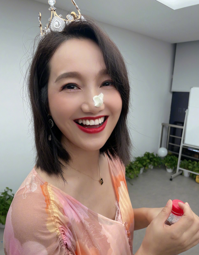 朱丹庆40岁生日，与工作人员开心合影，老公周一围和孩子不在身旁